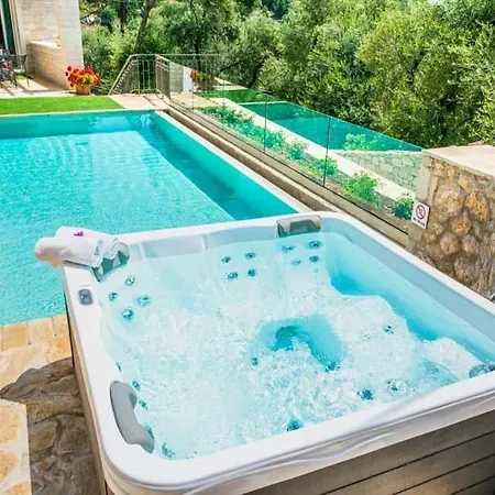 Villa Sleeps 4 Pool Air Con T487987 *