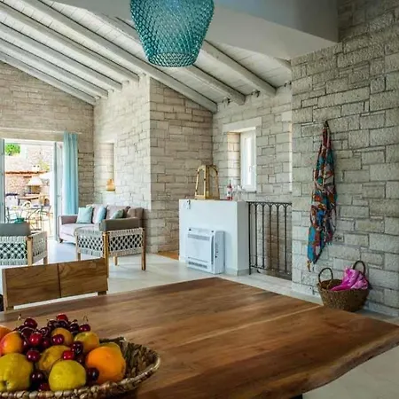 Villa Sleeps 4 Pool Air Con T487987