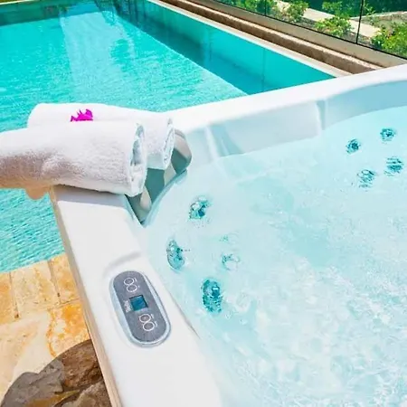 Sleeps 4 Pool Air Con T487987